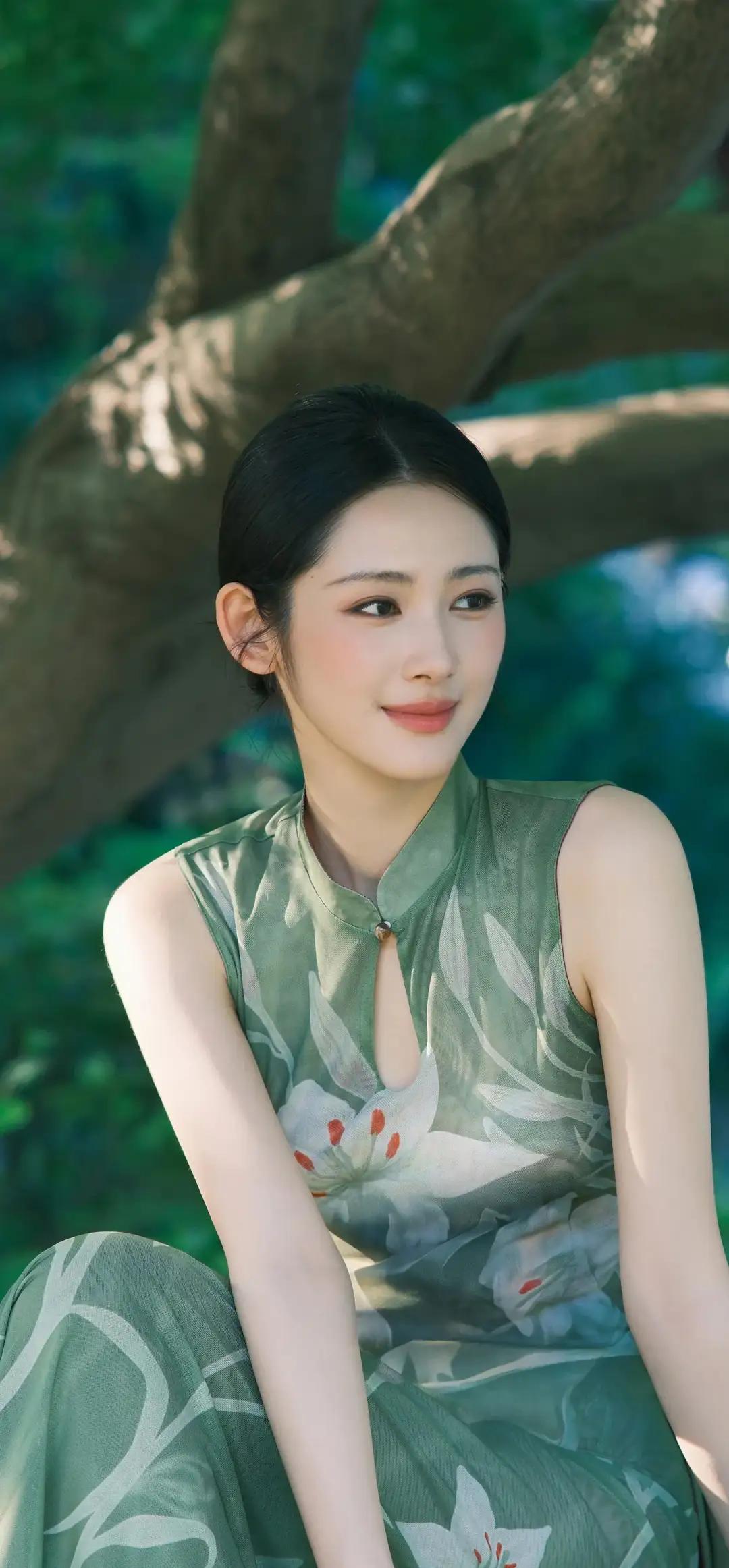 美女壁纸～光影落在衣袂的花间，勾勒出独属于东方女子的清雅气韵，不疾不徐，恬淡从容