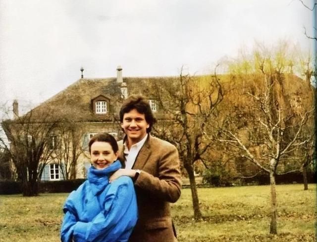 1993年，63岁的奥黛丽·赫本和她的儿子，在家门口拍下了最后一张照片 