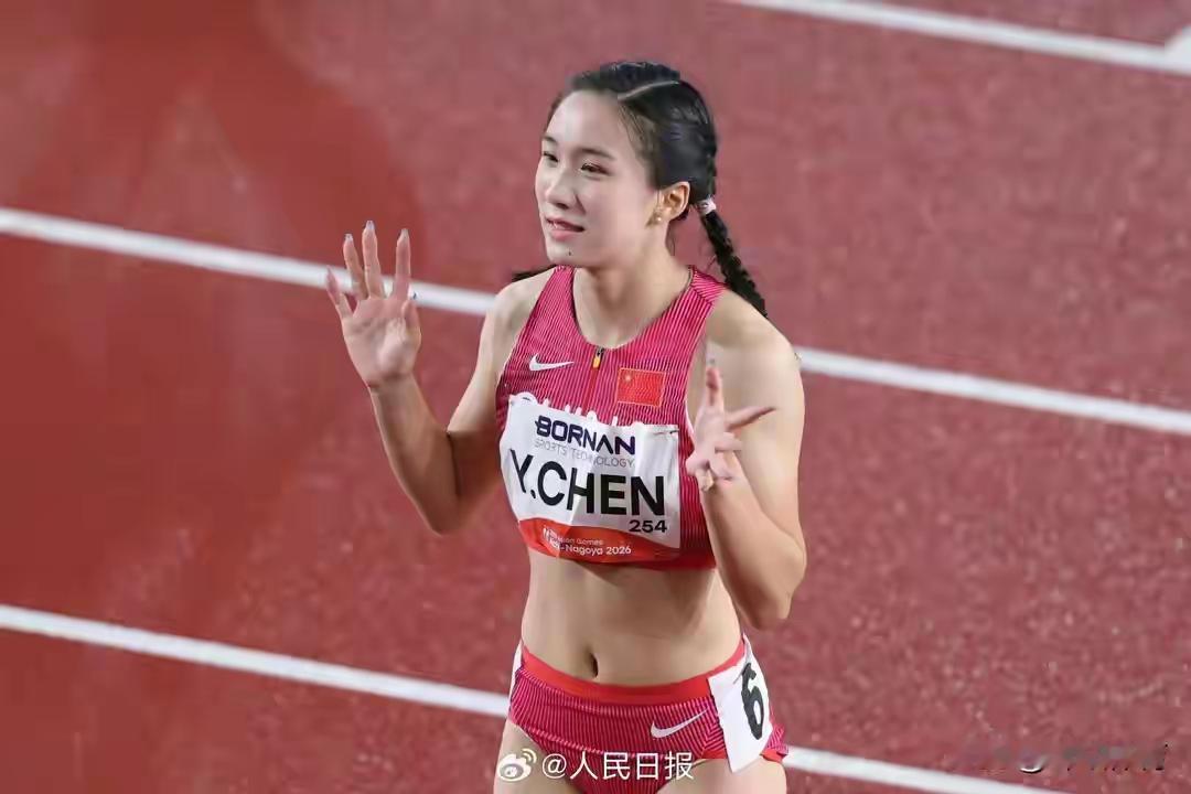 17岁陈妤颉再添一金，最后一棒甩开对手，帮中国队卫冕接力。女子接力决赛的比拼，往往就在最后百米分出胜