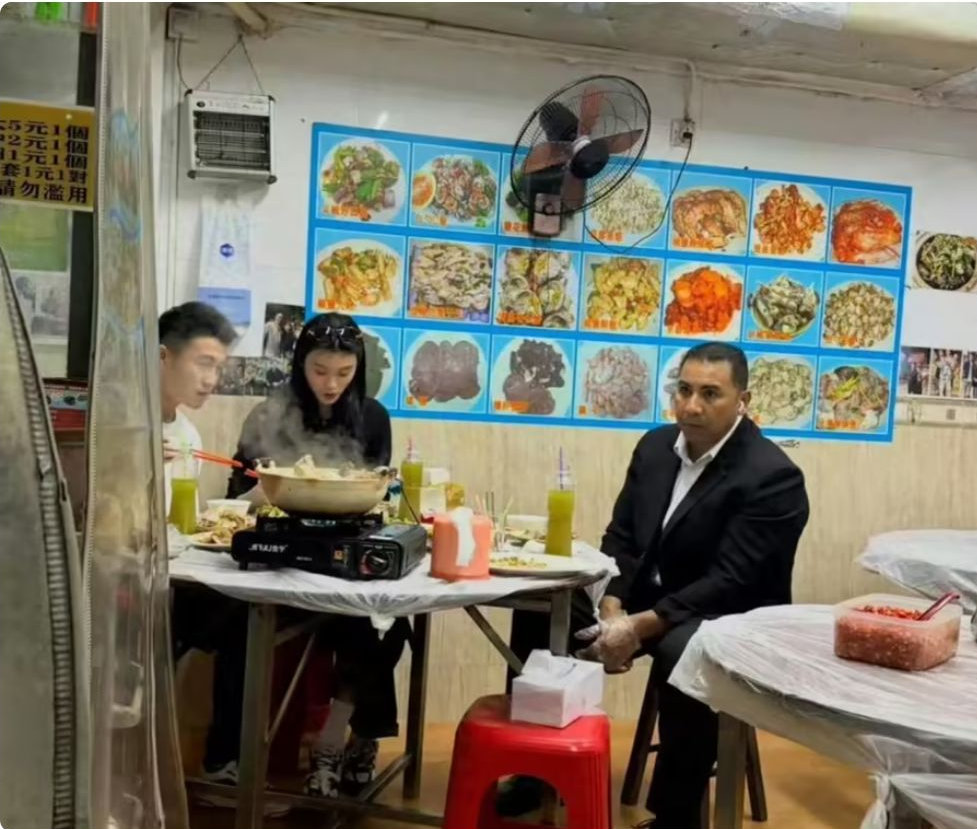 打破豪门滤镜！何猷君奚梦瑶被偶遇，保镖处境引热议细节暴露人品
