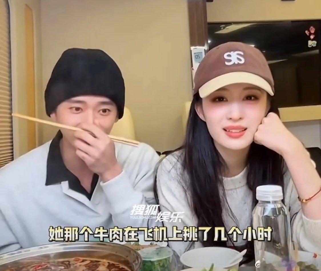 王楚然和丞磊哪是CP感啊，简直是家属感拉满！王楚然在机场吃牛肉塞牙了，结果丞磊在