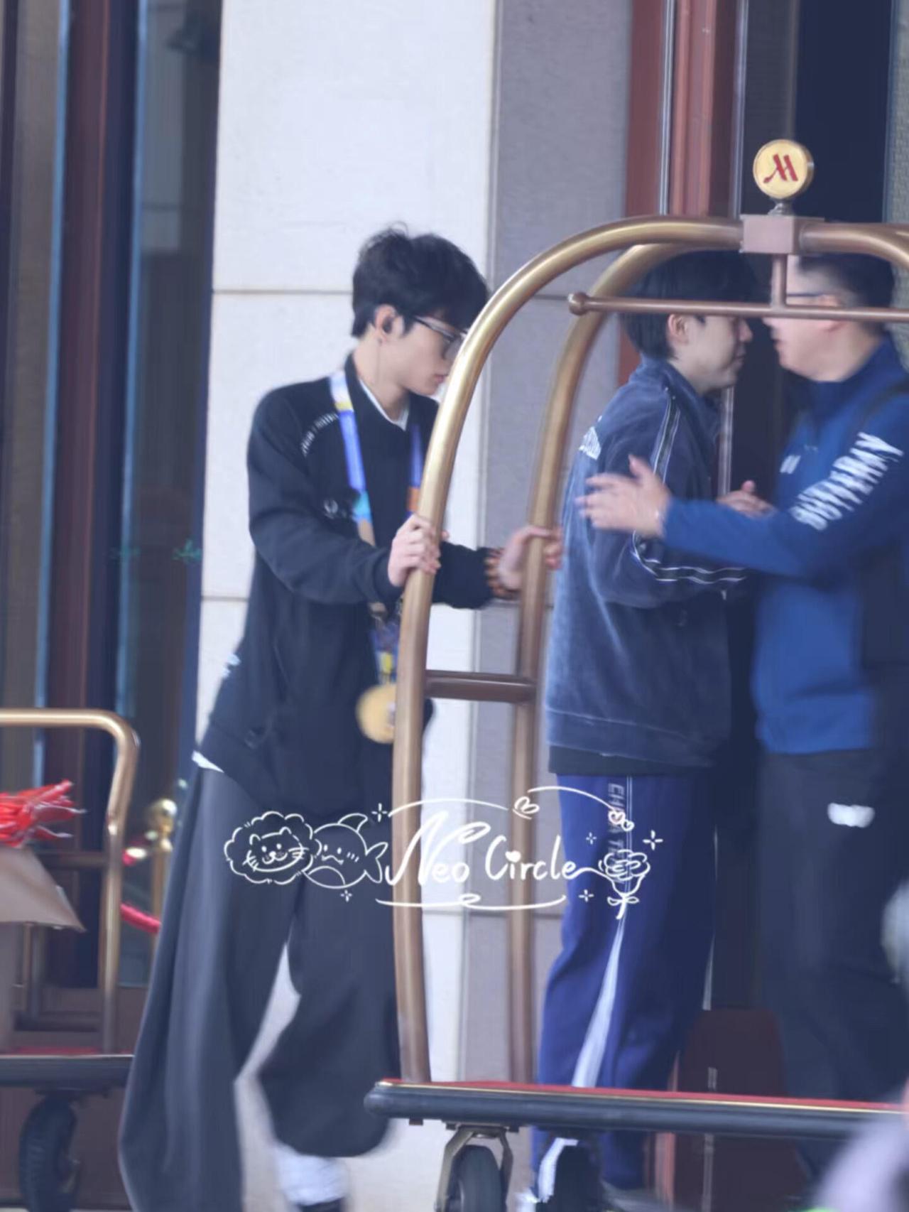 王楚钦握手了，对方是谁，两个人之间的握手不约而同，他们之间的关系太熟悉了！楚钦