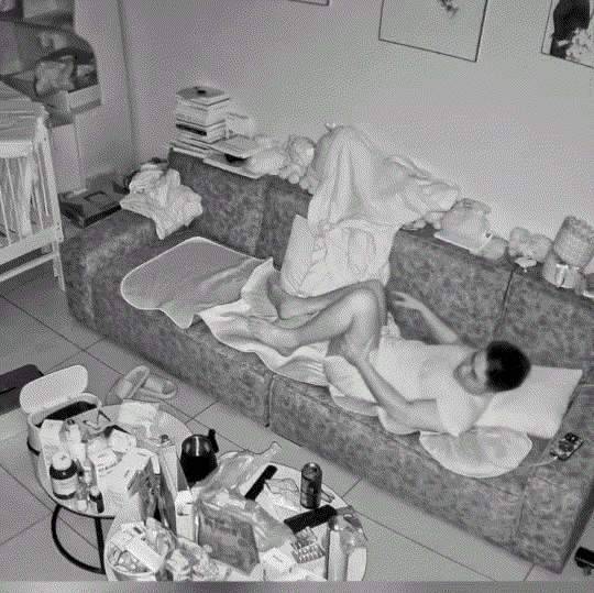 哭笑不得。福建，一男子在家中客厅沙发上睡觉，这家中狗子则在沙发旁边的地上陪着男子