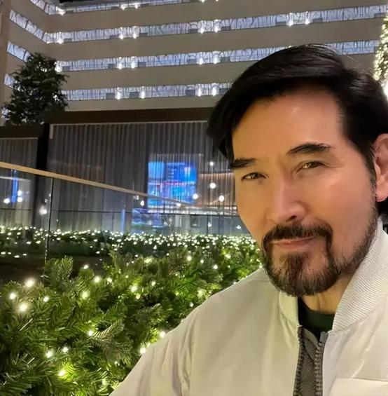 拥有亿万家产66岁的费翔，父母姐姐全走了。目前他定居伦敦，日常养些花花草草，养些