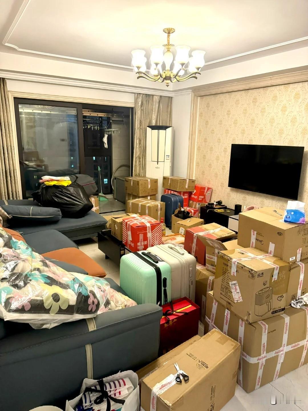 当初买房，销售指着沙盘说：“你看这28楼，视野多好，整个城市都在你脚下。”我被