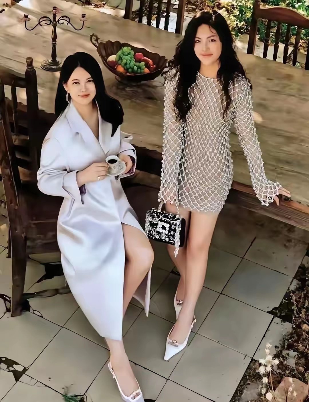暴瘦下来的李湘和女儿长得一模一样啊！！​​​