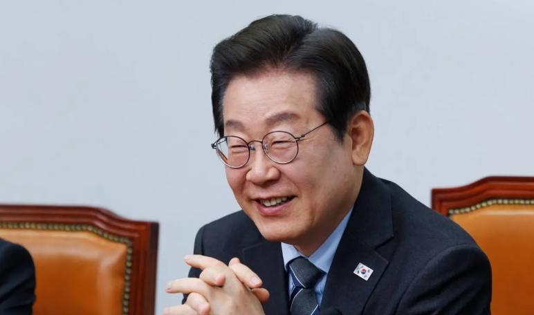 韩国总统李在明说不来中国参加阅兵了，理由是“行程冲突”，还提了“外交对等”，王毅