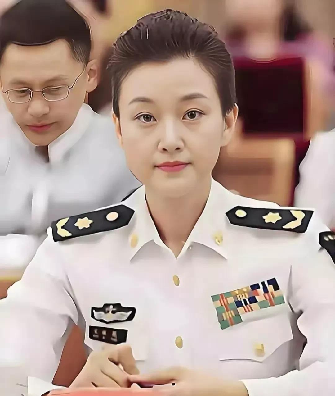 宋祖英是大家公认的女高音歌唱家！穿着军装气质太好了，大家觉得她是什么级别的领导？