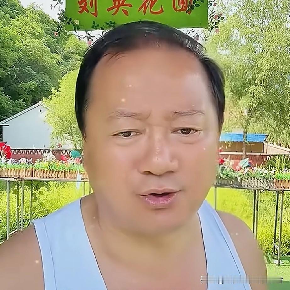 唐鉴军直播时，有人提问：“谁让你演谢广坤的？”他回应是师父让演的，还感慨道：“我