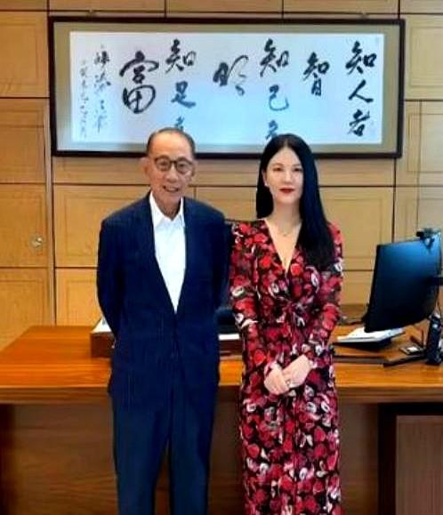 李湘减肥成功，现在真的太美了！曾经她放任自己吃着高档食材，穿着宽大的衣服出门，