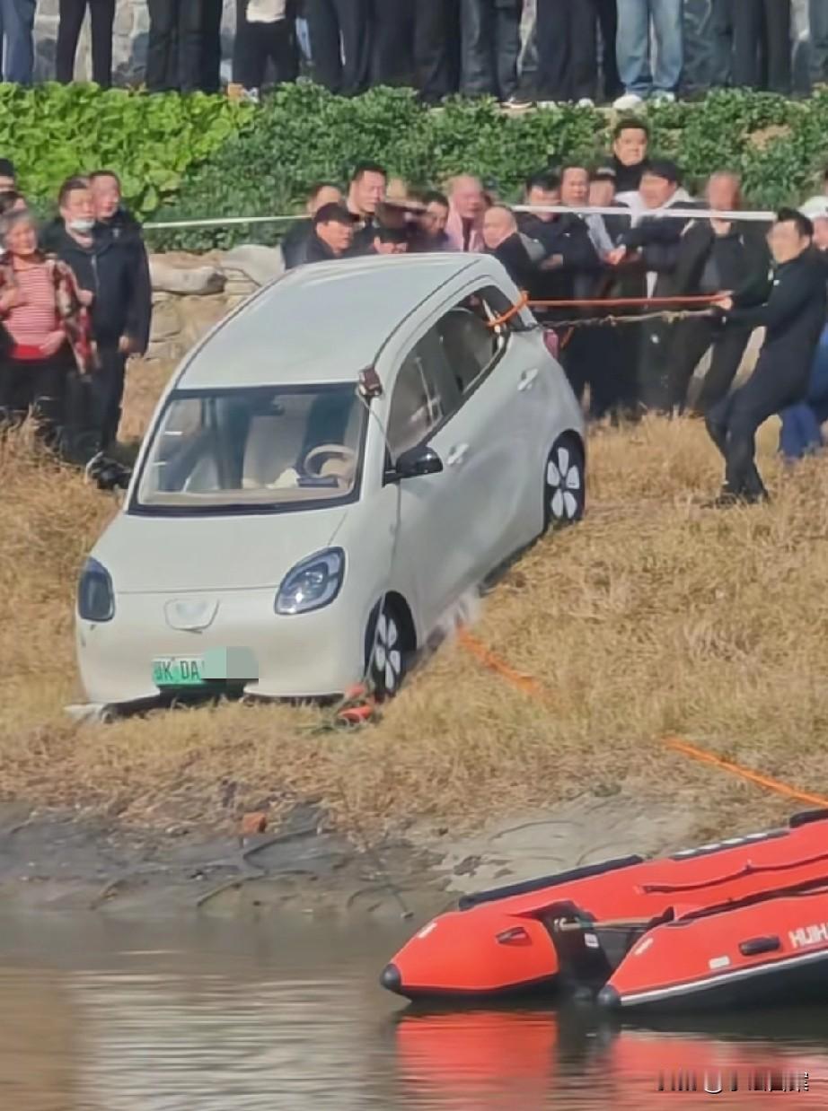 天门26岁女孩开车坠河后，曾有过一定程度自救，这一点从车子被拖上来，人不在驾驶位