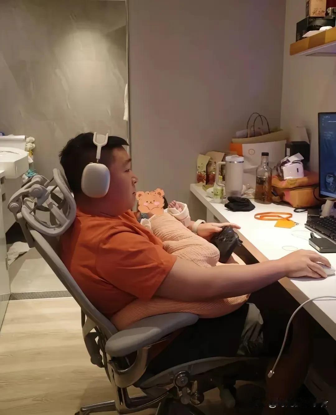 郝劭文果然还是个小爸爸，抱着女儿打游戏，看起来哪里是个爸爸，感觉还是那个调皮的戴