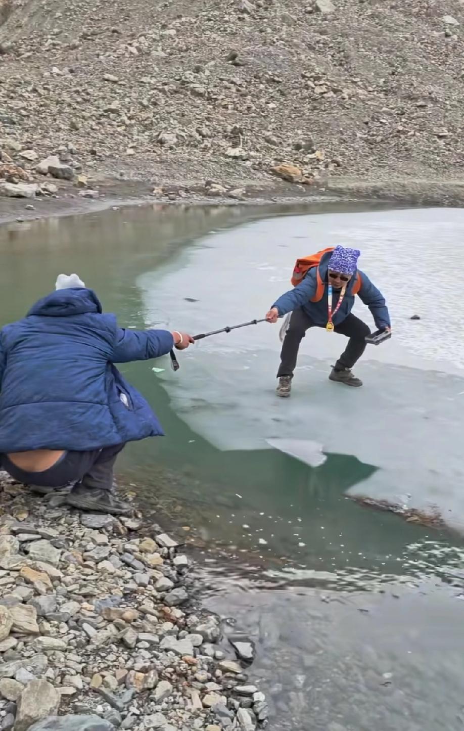 2月25日，云南迪庆梅里雪山冰湖，有几个人登上冰面，最后掉水里，好在都无大碍……