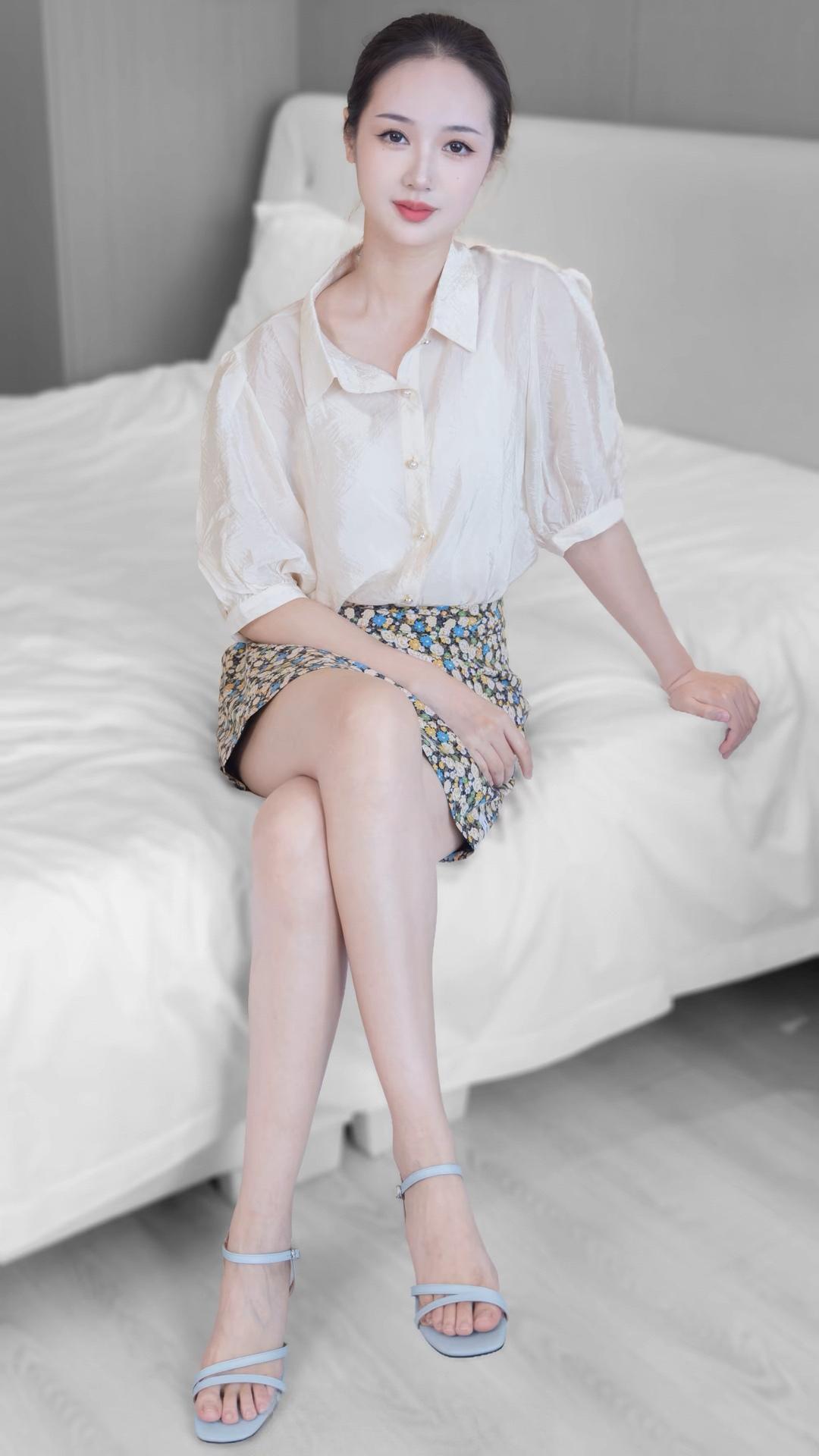 清新夏日穿搭，白色衬衫+印花短裙，轻松自在