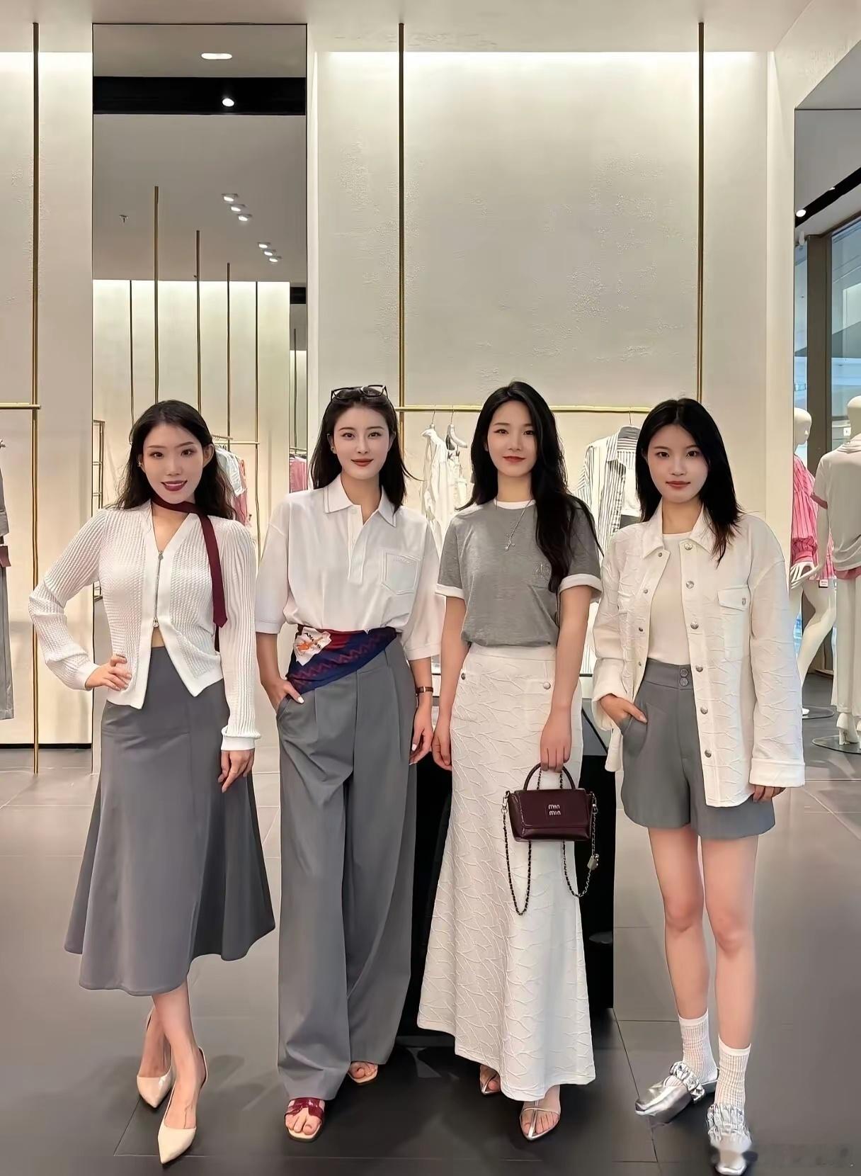 是不是我的审美观和大众有点不一样？这四个小姐姐里面，无论从相貌还是身材上，我竟然