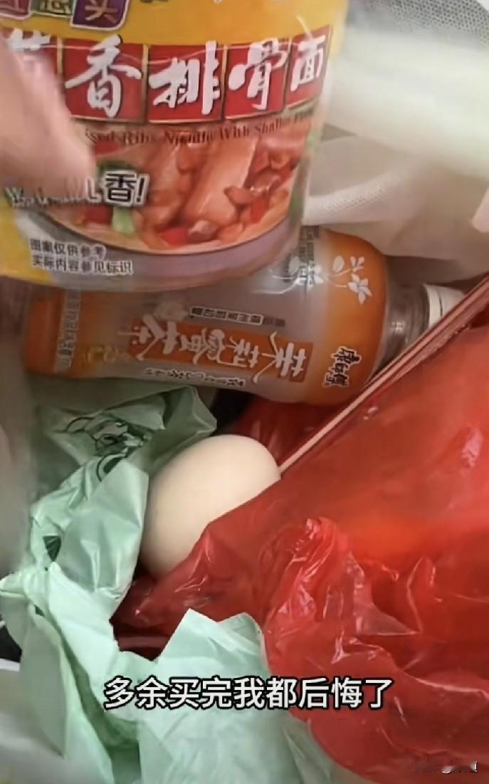 一的哥过完年从海南回老家锦州，坐的是高铁卧铺。到饭点儿了，看着袋子里的面包火腿肠