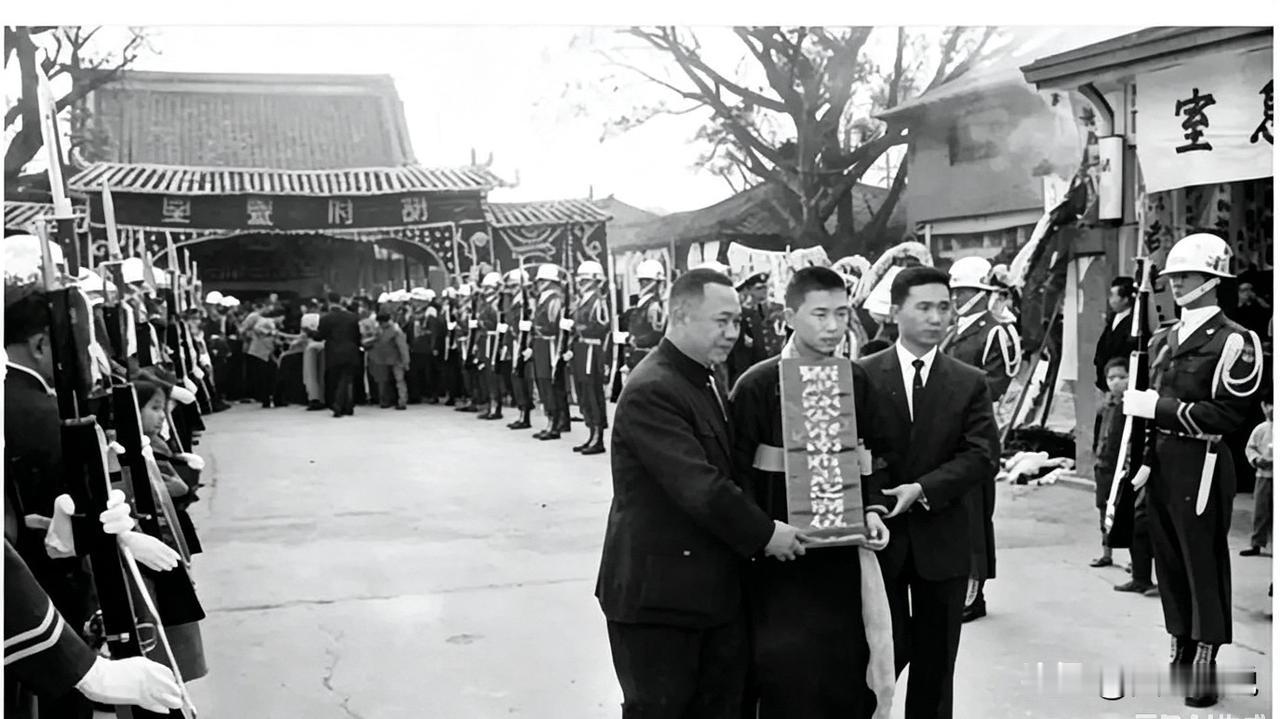 “西北王”胡宗南1962年在台北去世后，葬礼现场的老照片。照片中捧着灵牌的青年
