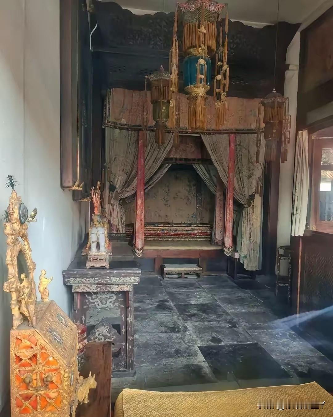 这便是慈禧太后寝宫的真实样貌，这可不是演戏，而是货真价实的老佛爷寝宫，大家都瞧一