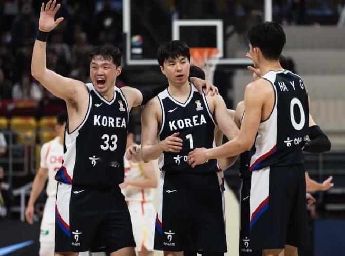 为啥韩国队一打中国男篮就兴奋？发现一个很吊诡的现象：韩国队打黎巴嫩、打日本、