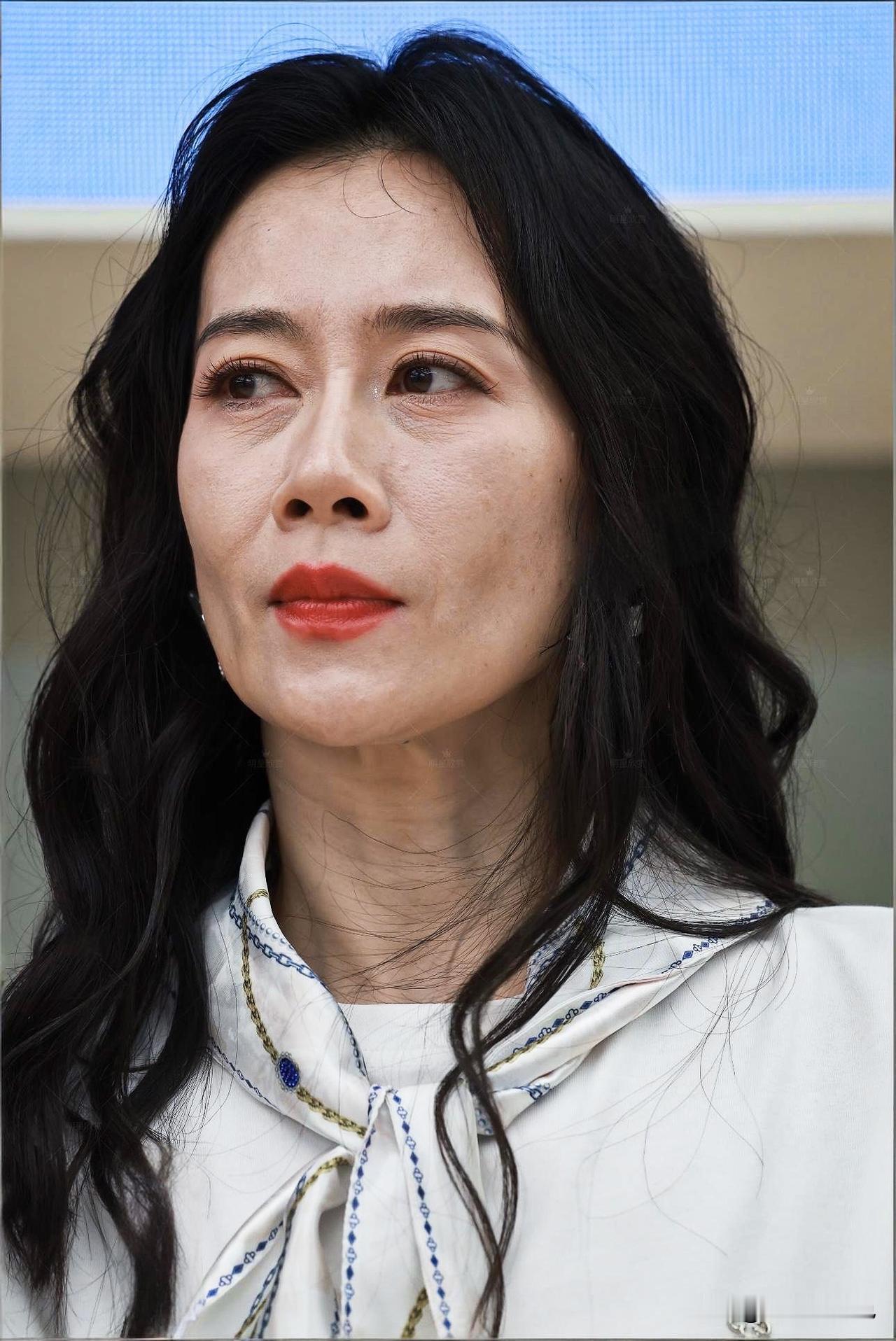 关掉美颜滤镜，这就是她真实的样子。