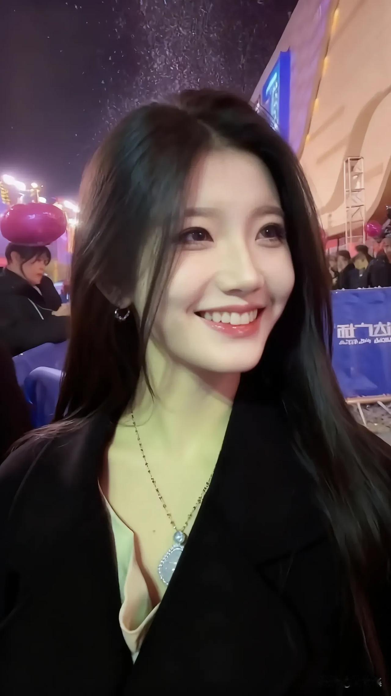 夜游繁华，笑靥如花，城市灯光下的美好瞬间。