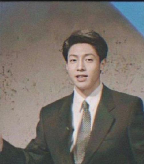 1998年，撒贝宁去央视面试，领导肖晓琳看到他后，直接走进办公室锁上门，问同事：