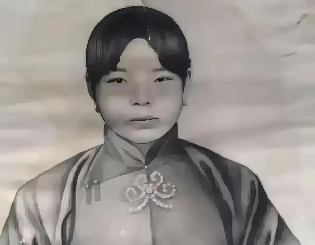 1906年，蒋介石一脚踢向妻子，瞬时，毛福梅捂着肚子倒下了，哀泣不止。蒋母王采玉