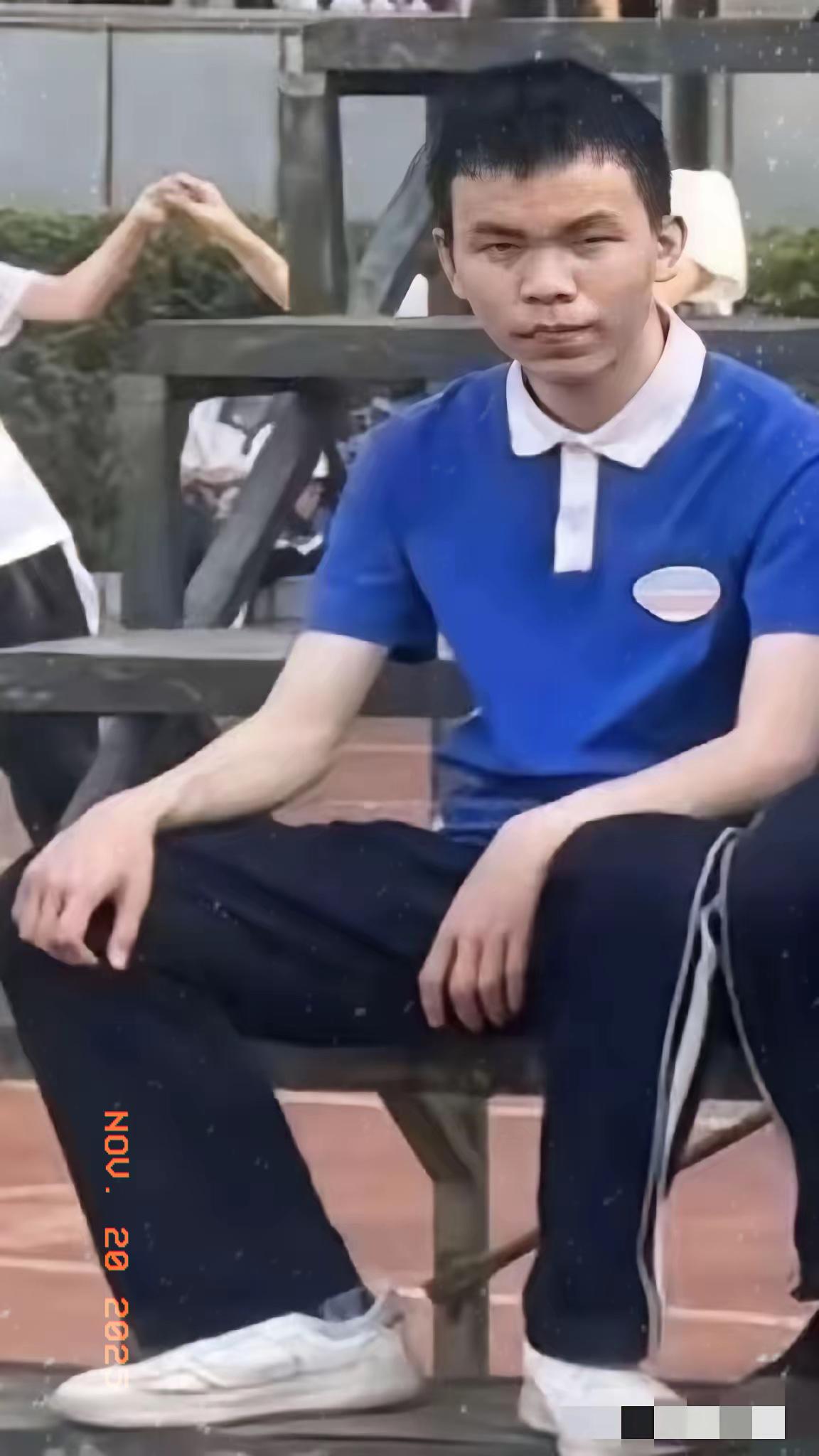 谁懂啊！这张模糊照片里的少年，眼神比成年人还让人发怵？真不是以貌取人，十四五