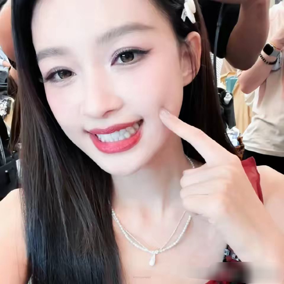 孙怡：我以前特别难看。我想整，但经纪人不让主持人问孙怡，脸是天然的还是整过的孙怡