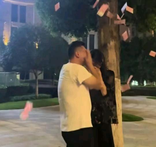 妻子正在化妆，丈夫从背后抱着妻子的腰，妻子瞬间翻脸，让丈夫走开，并推了丈夫一下。