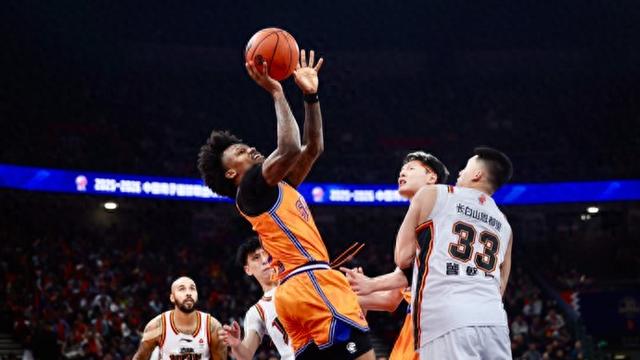 上海男篮拿下“开门红”: 热闹是真热闹, 高兴是真高兴, 问题也是真问题