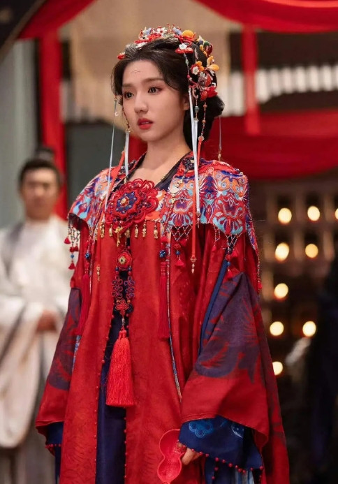 苏晓彤复刻虞书欣《永夜星河》大婚，眉眼含情，华服璀璨，晓彤妹妹这扮相，仿若画中仙