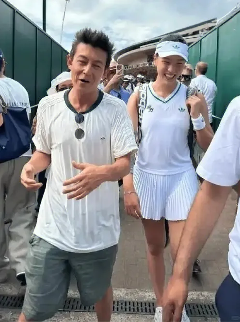 王欣瑜，这个姑娘太糊涂了！陈冠希是什么人？一个大流氓。你一个清清白白小姑娘，好好