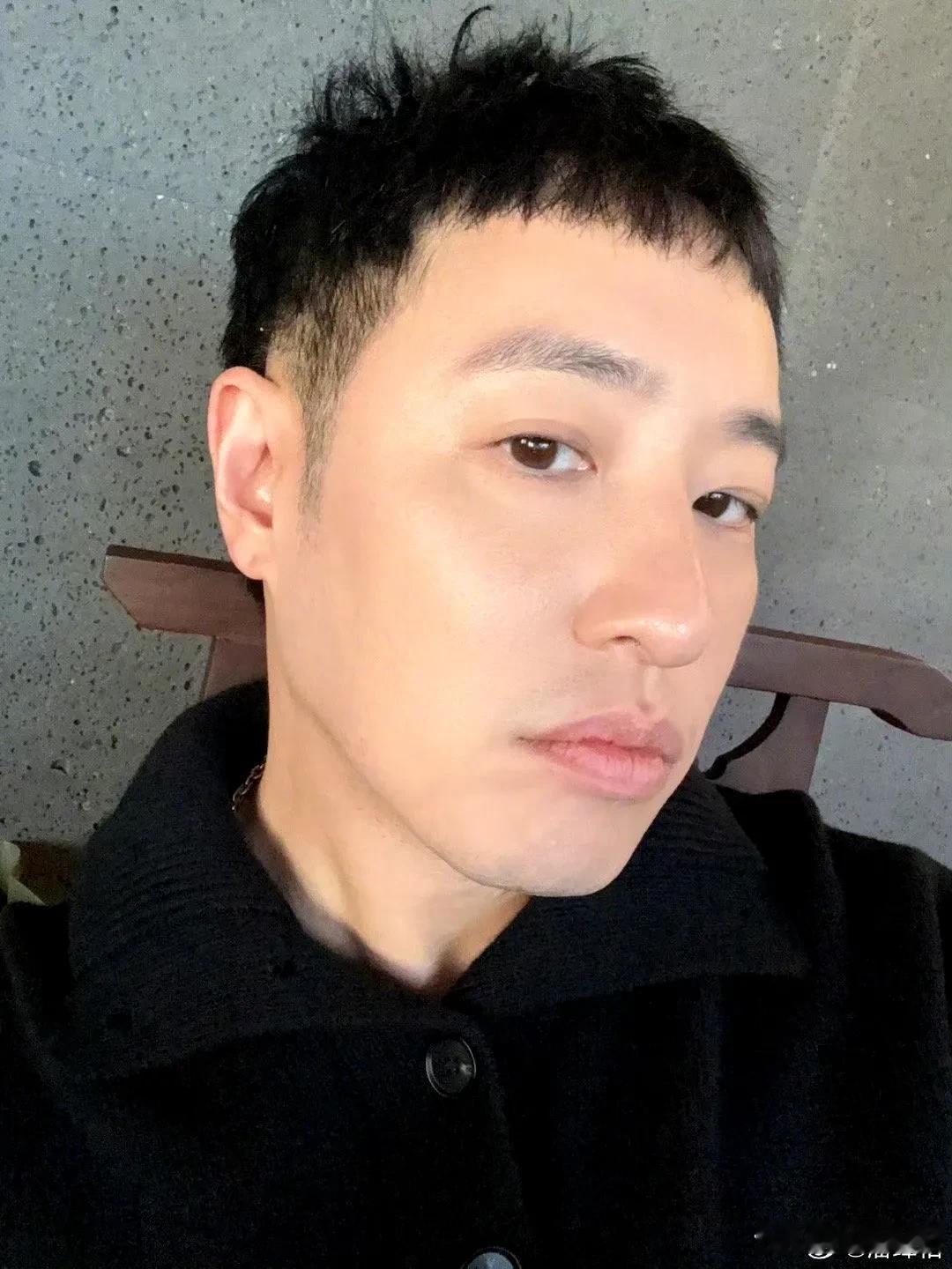 潘玮柏发际线不保了！近日歌手潘玮柏在他的个人社交账号里，晒出一张自拍大头照，照