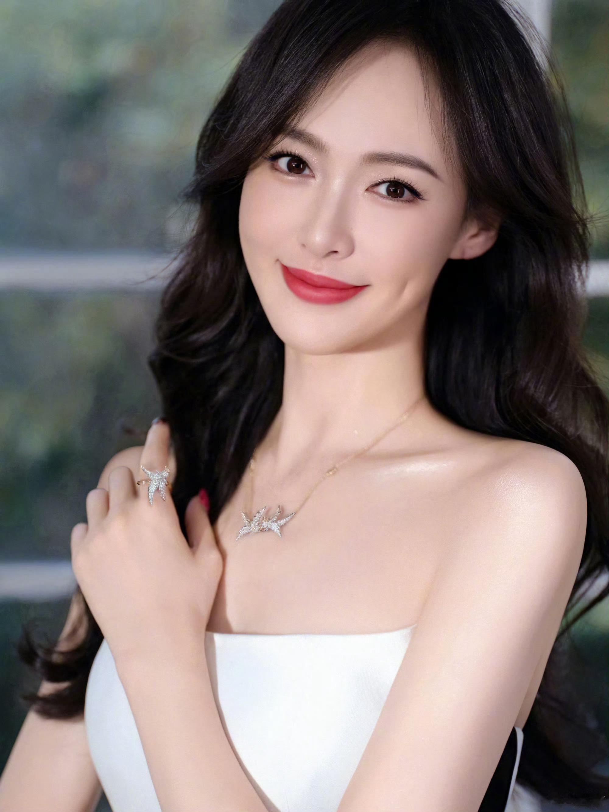 唐嫣比翼鸟look唐嫣纯白抹胸裙唐嫣纯白抹胸裙，太美了，行好看​​​