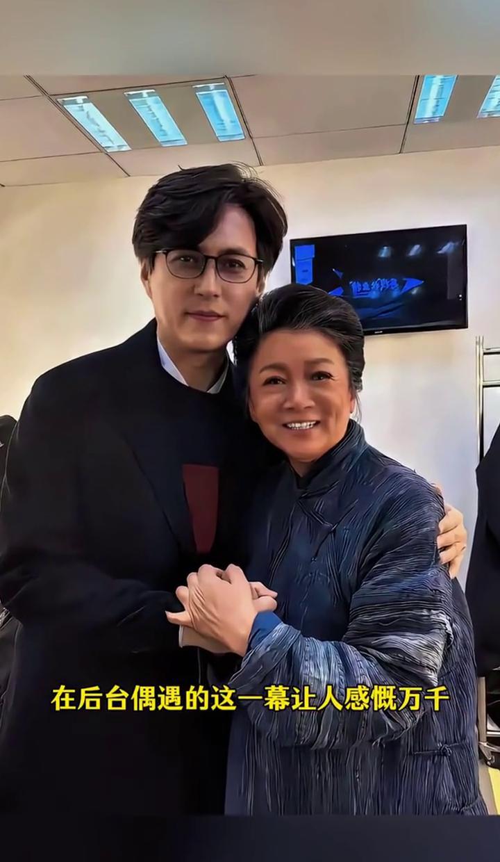 后台撞见靳东死死抱住哭花妆的她！你绝对猜不到这是谁。她是当年靠一双眼迷倒半个