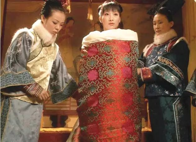 1729年，52岁的雍正招秀女马氏侍寝。夜晚，马答应被裹在厚被子里，送到了龙床之