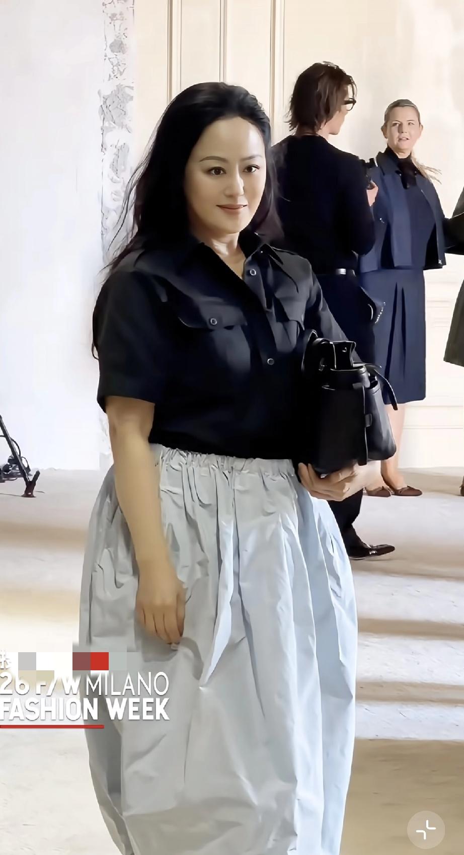 章小蕙米兰时装周不开美颜不拍照，实际三个月前她被偶遇，就是矮个子老太太!近日