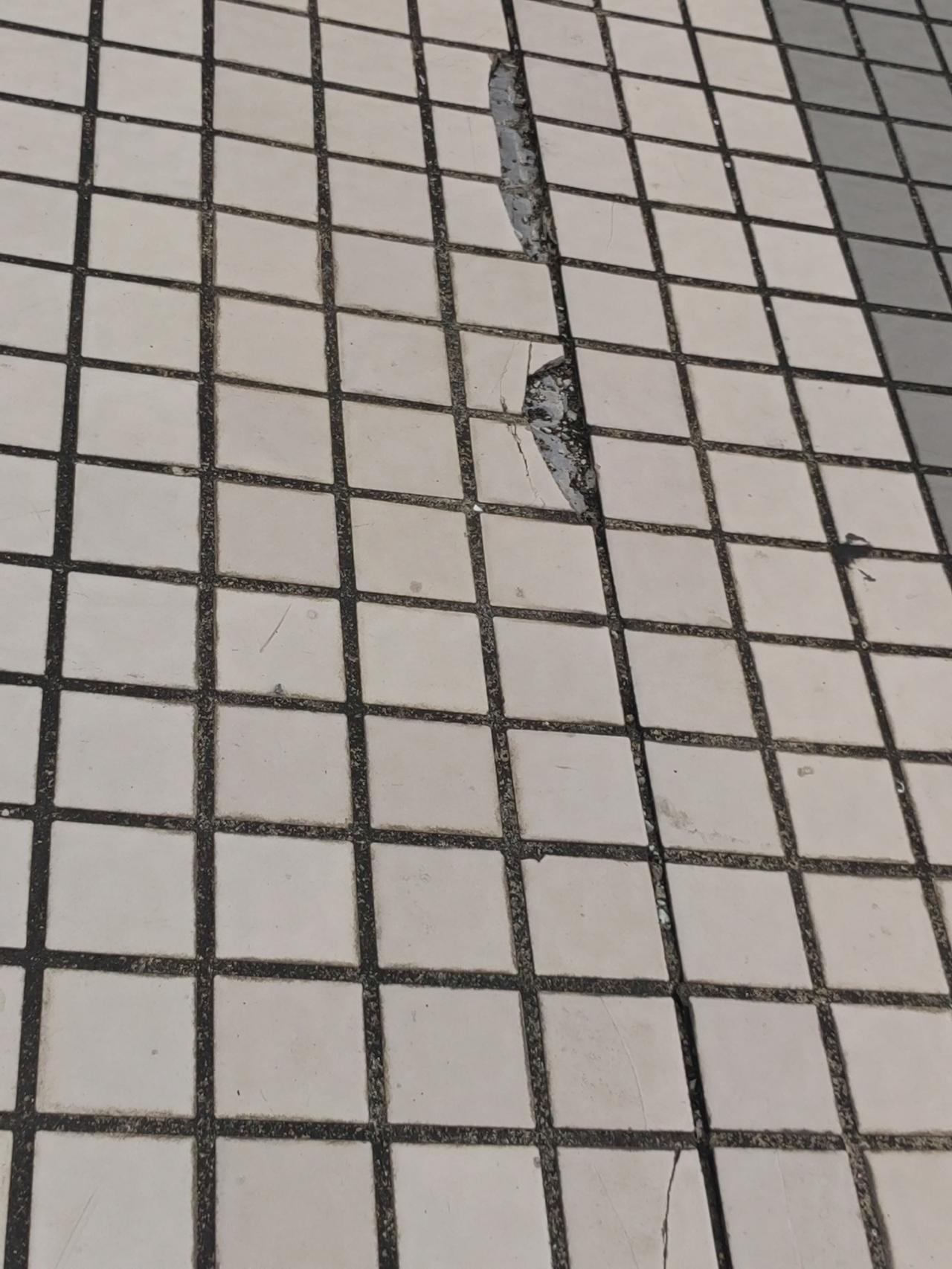 真是服了，怎么让我遇见这样的人。晚上的时候老公打电话过来给我，他说他爸下午回家