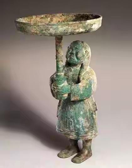 近代以来，中国有1700万件文物流失海外。这尊青铜胡人像灯座就是其中一件。