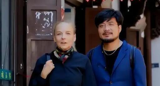 2008年，28岁的北京独生子王荻做了一个让全家难以接受的选择：他要和比自己大2