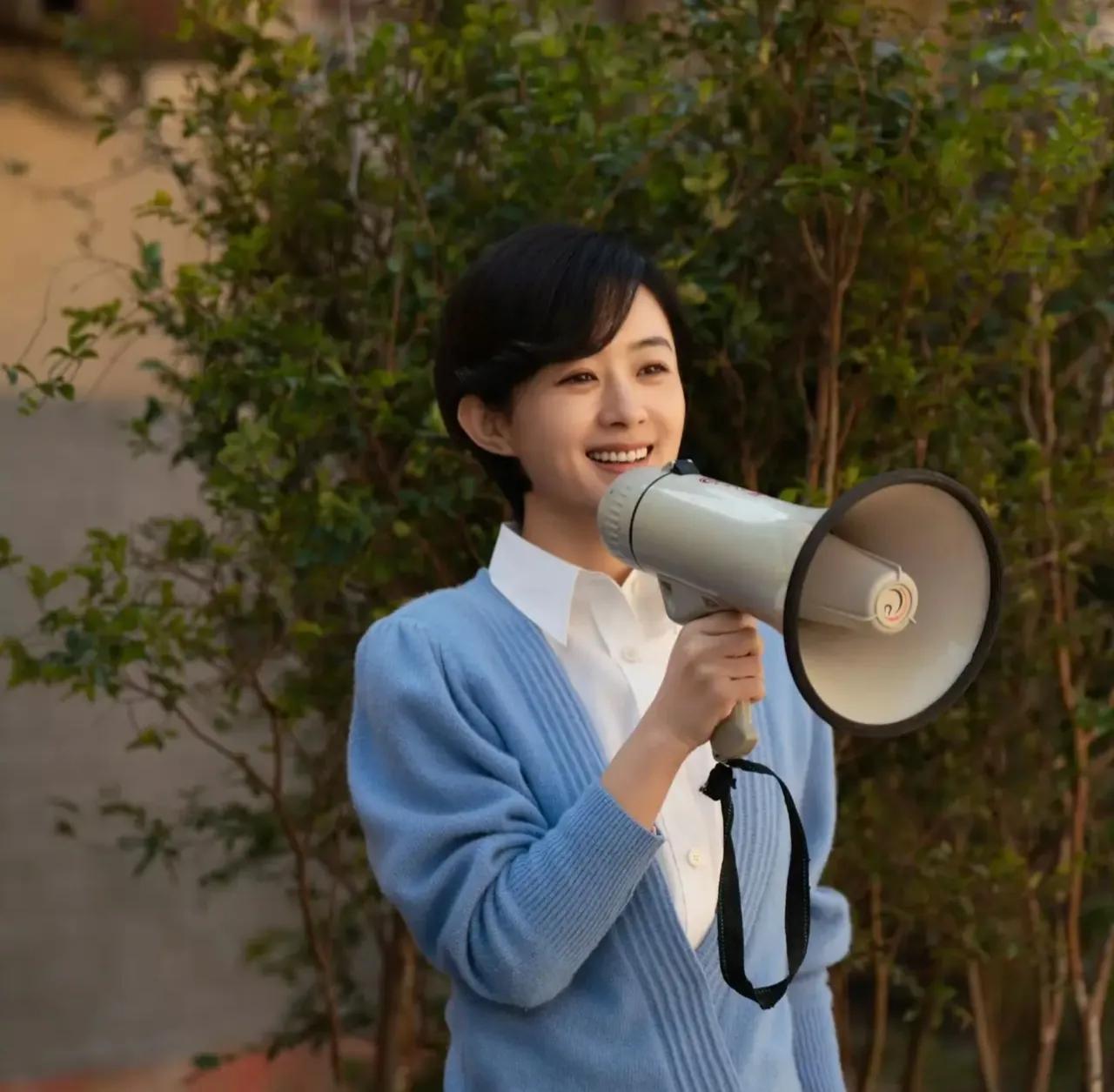 盘点2026年1月被“流量热议”带出圈的10位明星演员[玫瑰]1，成毅2，