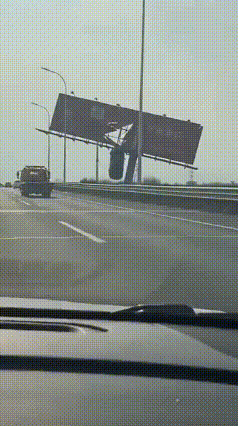 奇了怪了。脑瓜子都拍碎了，还是想不出到底咋发生的。3月27日网友发布视频，高