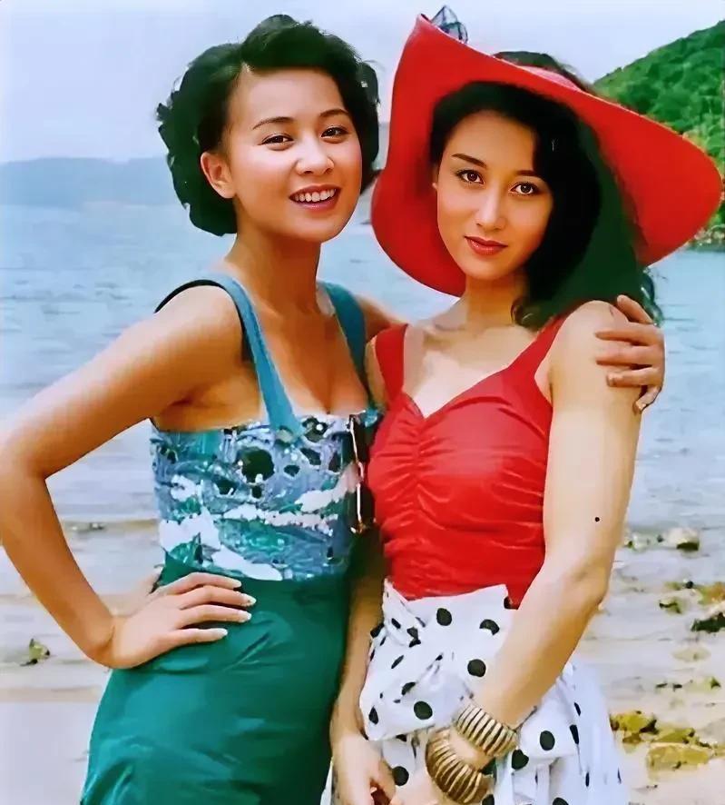 1988年，梁朝伟的妻子刘嘉玲与李连杰的妻子利智在海边，留下的美好瞬间。刘嘉玲当