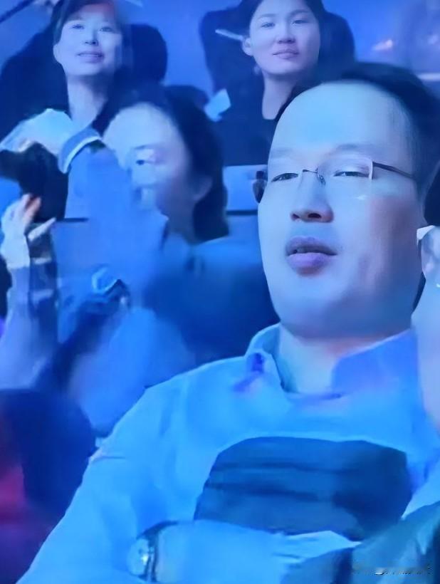  这哥们儿算是一战成名了！王楚钦屏息凝神准备发球的节骨眼上，他冷不丁吼出一句“向