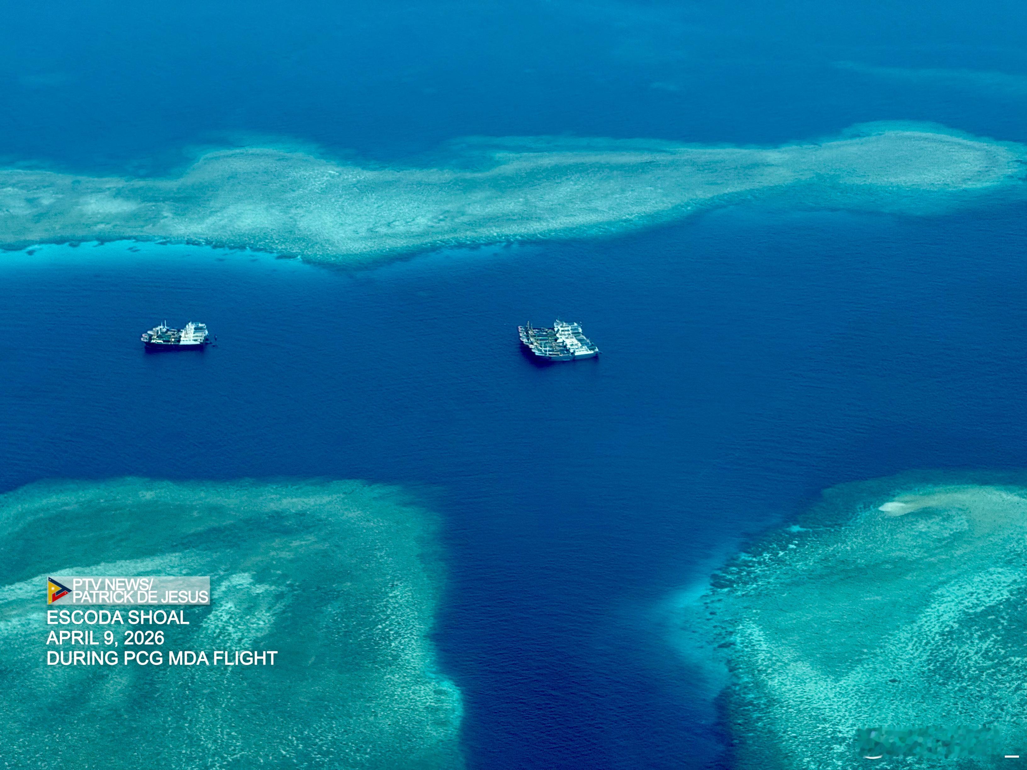 菲律宾记者三天前拍的仙宾礁，两个中方“民兵船”船筏在礁内守护。南海态势