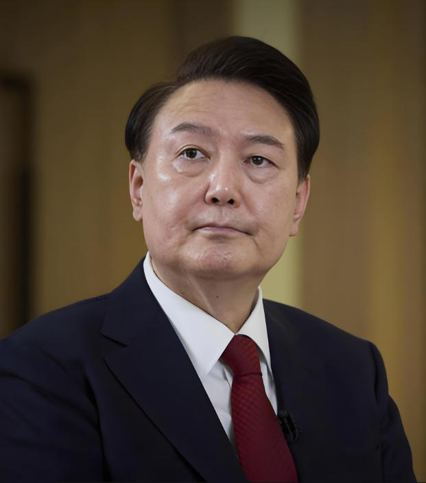 尹锡悦的事情可能要大结局了，他似乎不再抗拒，准时出席了首次庭审。消息称，韩国前总