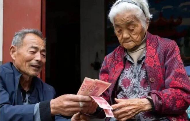 一位网友清明回广西桂林老家，见识了两广人祭祖的硬核场面，还带荷兰朋友逛了农村、聊