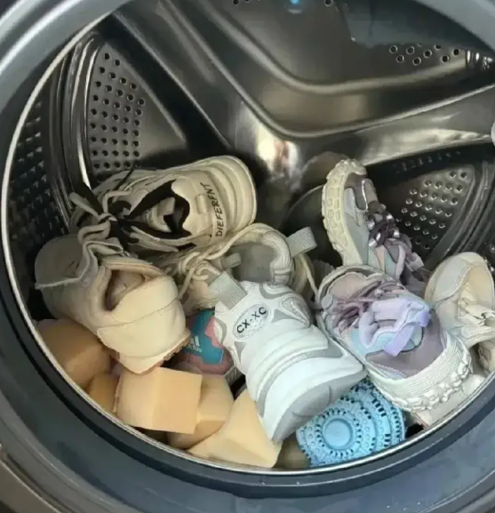 浙江，一名女子下班回到家，听到卫生间的洗衣机正在嗡嗡作响，她以为有人在洗衣服，就