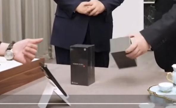 韩国总统和夫人喜获一人一台小米15Ultra,还特地强调是“安全的”、“没有后